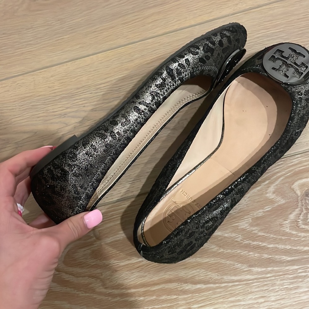 Tory Burch Black Flats with Gray Logo - Picture 6 of 15